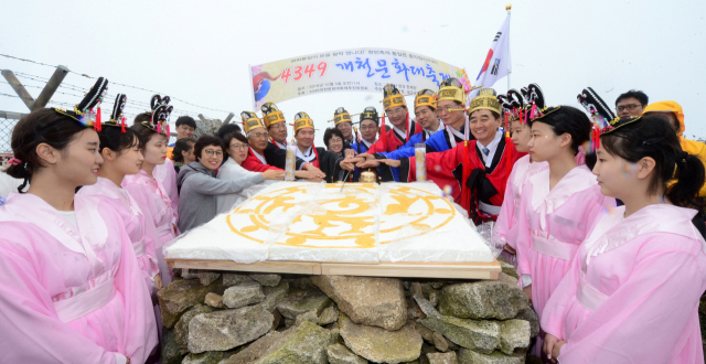 지난 2016년 10월 3일 대구 국학원이 단기 4349년을 맞아 팔공산 정상에서 개천절 천제단 행사를 하는 모습. 매일신문 DB