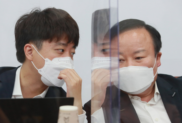 국민의힘 이준석 대표와 김재원 최고위원이 22일 오전 서울 여의도 국회에서 열린 최고위원회의에서 대화하고 있다. 연합뉴스