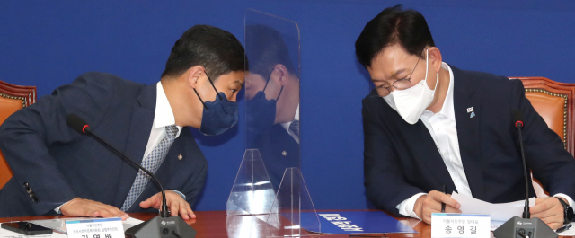 더불어민주당 송영길 당대표가 14일 오후 국회에서 열린 사회적경제 입법추진단 당·정·청 협의회에서 김영배 단장과 대화하고 있다. 연합뉴스