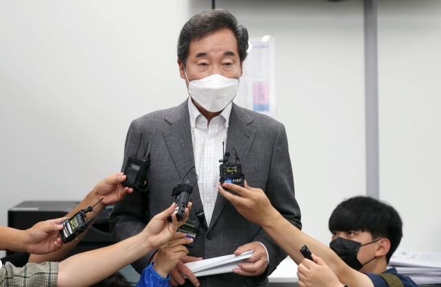 더불어민주당 대권주자인 이낙연 전 대표가 23일 오전 경남 창원시 의창구 경남도청을 방문해 출입기자단과 대화하고 있다. 연합뉴스