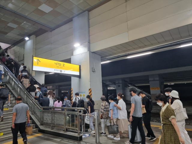 지난 22일 오후 7시 30분 대구 동구 신암동 동대구역. 열차에서 하차한 승객들이 에스컬레이터를 타고 올라가고 있다.