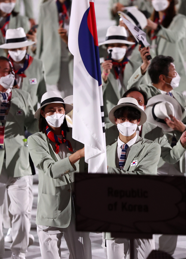 23일 일본 도쿄 올림픽스타디움에서 열린 2020 도쿄올림픽 개막식에서 한국 선수단 기수 김연경(배구)과 황선우(수영)이 입장하고 있다. 한국 선수단 개회식 참가 인원은 신종 코로나바이러스 감염증(코로나19) 확산에 따라 적은 규모로 진행됐다. 연합뉴스