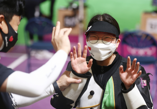 24일 도쿄 아사카 사격장에서 열린 여자 10m 공기소총 예선을 통과한 한국 권은지가 기뻐하고 있다. 연합뉴스