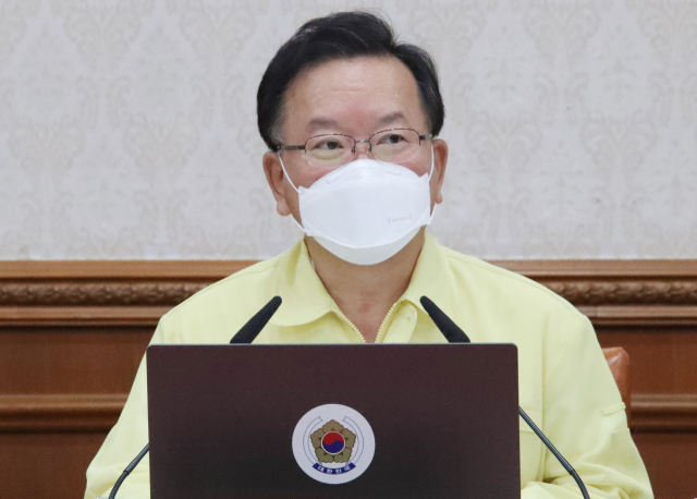 김부겸 국무총리가 24일 정부서울청사에서 열린 임시 국무회의를 주재하며 발언하고 있다. 이날 임시 국무회의에서 2021년 2차 추가경정예산안과 배정 계획안을 확정하게 된다. 연합뉴스