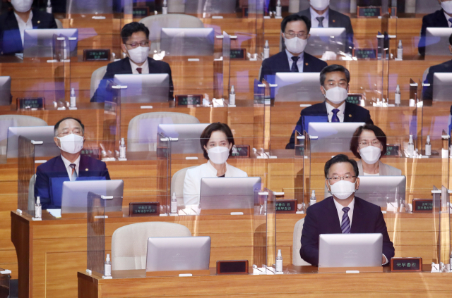 김부겸 국무총리를 비롯한 국무위원들이 24일 새벽 서울 여의도 국회에서 열린 제389회 국회(임시회) 제3차 본회의에서 2021년도 제2회 추가경정예산안 의결 상황을 지켜보고 있다. 연합뉴스