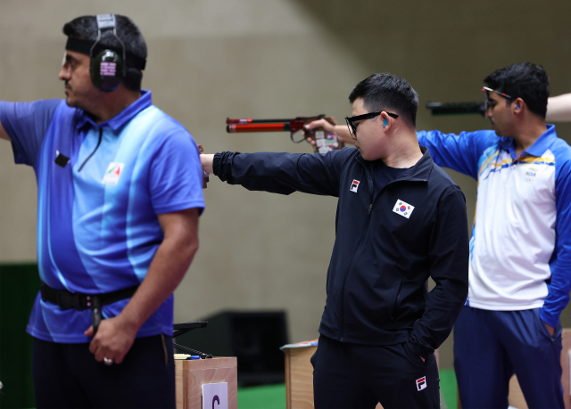 24일 일본 도쿄 아사카 사격장에서 열린 남자 10m 공기권총 결선에서 한국 김모세(국군체육부대)가 조준하고 있다. 김모세는 결선에서 115.8점으로 8위를 기록했다. 연합뉴스