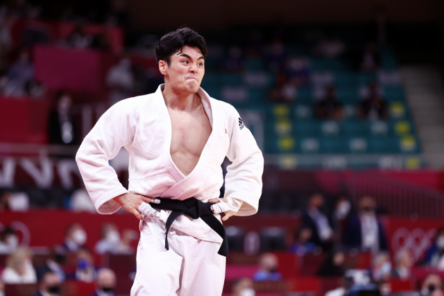 24일 오전 일본 무도관에서 열린 남자 유도 60kg급 예선 16강 대한민국 김원진 대 브라질 타카바타케 경기. 김원진이 한판승을 거둔 후 숨을 고르고 있다. 연합뉴스