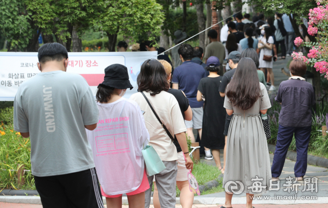 25일 대구 국채보상운동기념공원 코로나19 임시선별검사소에서 시민들이 코로나 검사를 받고 있다. 매일신문DB
