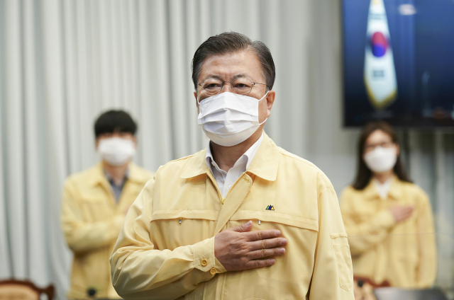 문재인 대통령이 20일 오전 청와대에서 열린 영상 국무회의에서 국기에 경례하고 있다. 연합뉴스