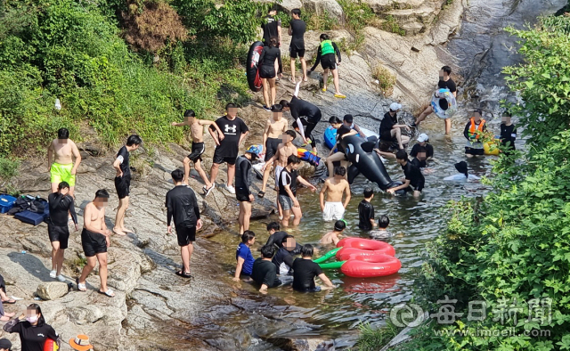 24일 오후 3시쯤 경북 군위군 부계면 동산계곡. 무더위를 피해 물놀이를 즐기는 피서객들로 붐비고 있다. 임재환 기자