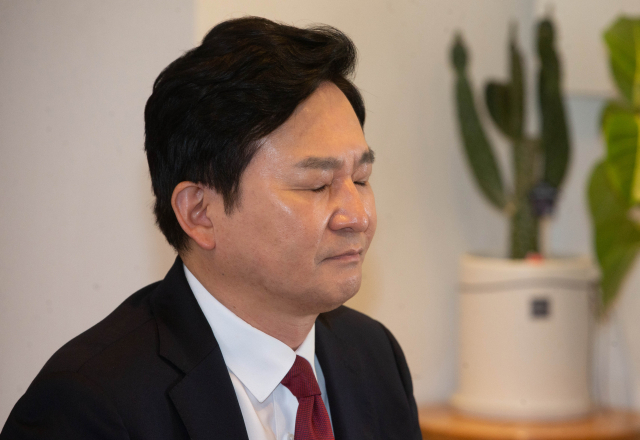 원희룡 제주도지사가 25일 오전 서울 여의도 하우스 카페에서 열린 제20대 대통령 선거 출마 선언에서 생각에 잠겨 있다. 연합뉴스