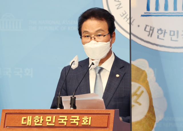 국민의힘 김용판 의원이 25일 오후 서울 여의도 국회 소통관에서 기자회견을 열고 대선주자인 윤석열 전 검찰총장을 향해 대통령 후보로서의 자질 및 철학, 도덕성에 관한 공개 질문을 하고 있다. 연합뉴스