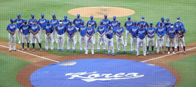 25일 서울 구로구 고척스카이돔에서 2020 도쿄올림픽 야구 대표팀과 키움 히어로즈의 경기가 끝난 뒤 열린 출정식에서 대표팀 김경문 감독이 대회에 임하는 소감을 밝히고 있다. 연합뉴스