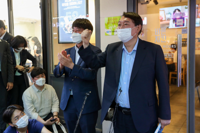 국민의힘 이준석 대표와 윤석열 전 검찰총장이 25일 오후 서울 광진구 건대맛의거리 에서 