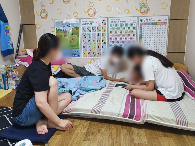 넷째 아이를 태권도 학원에 보낸 뒤 엄마 박예주(가명·45) 씨와 세 아이들이 원룸에서 시간을 보내고 있다. 배주현 기자