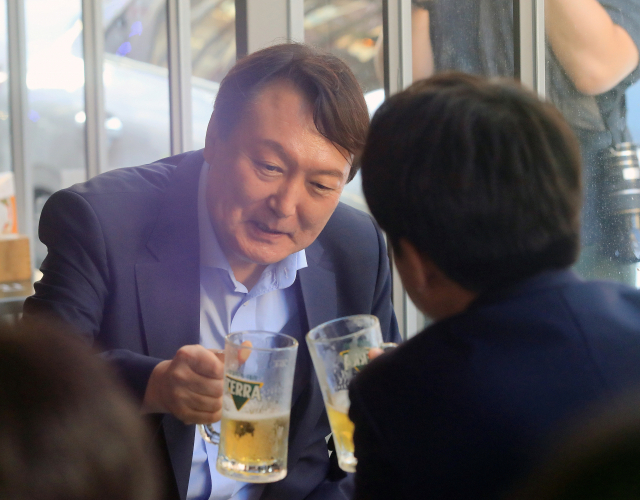 국민의힘 이준석 대표와 윤석열 전 검찰총장이 25일 오후 서울 광진구 건대 맛의거리에서 