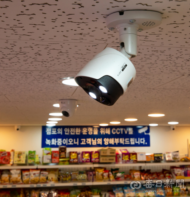무인 가게 천장에 설치된 CCTV 카메라. 매장엔 CCTV 녹화 안내문과 함께 36.3㎡(11평)에 모두 8대의 카메라가 보안 사고 예방을 담당하고 있다. 김태형 선임기자 thk@imaeil.com