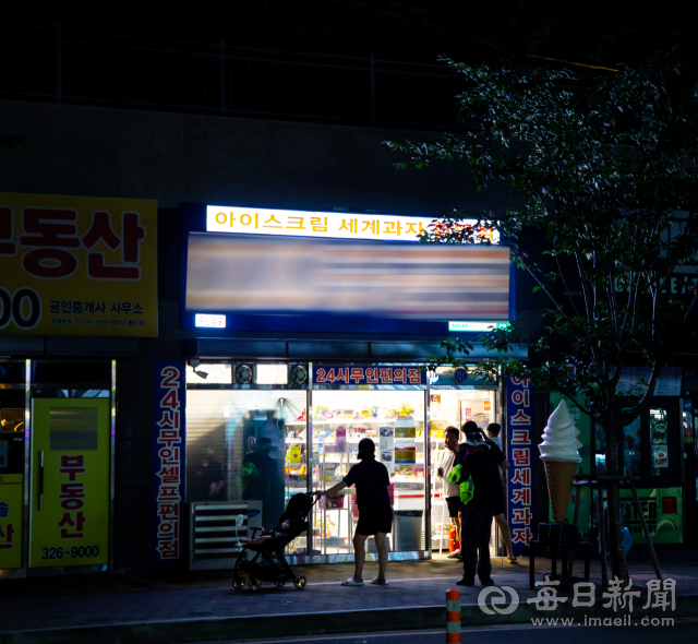 한밤중에도 불을 켠 채 손님을 맞는 무인 가게. 365일 24시간 연중무휴로 운영된다. 김태형 선임기자 thk@imaeil.com