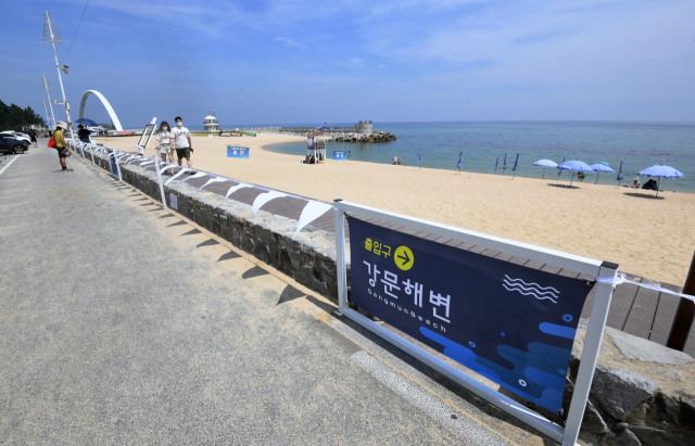 21일 강원 강릉시 강문해수욕장이 코로나19 확산에다 폭염으로 한산하다. 강릉은 지난 19일 비수도권에서 처음으로 거리두기가 4단계로 격상됐다. 연합뉴스