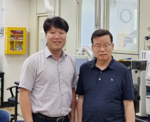 공공하수처리시설 하수에 포함된 유기물질의 특성이 밝혀져 수질 개선은 물론 안전한 수자원 확보에 크게 기여할 것으로 기대된다. 사진은 이번 연구를 주도한 이기창(왼쪽)·정상섭 경북보건환경연구원 박사