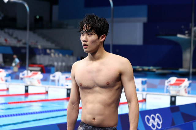 한국 황선우가 26일 일본 도쿄 아쿠아틱스 센터에서 열린 남자 자유형 200m 준결승을 마친 후 경기장을 나서고 있다. 연합뉴스