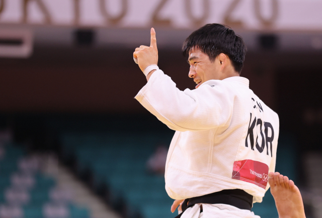 26일 일본 도쿄 지요다구 무도관에서 열린 도쿄올림픽 유도 남자 73kg급 8강전에서 안창림이 토하르 부트불(이스라엘)을 상대로 승리하며 준결승에 진출하고 있다. 연합뉴스