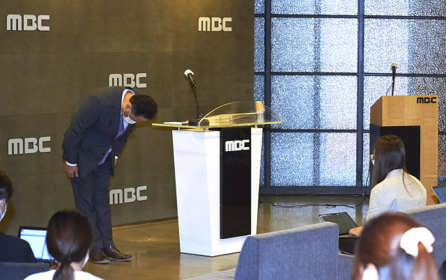 박성제 MBC 사장이 26일 오후 서울 마포구 상암동 MBC에서 열린 기자회견에서 개회식과 남자 축구 중계 등에서 벌어진 그래픽과 자막 사고 등에 대해 대국민 사과를 하고 있다. 연합뉴스