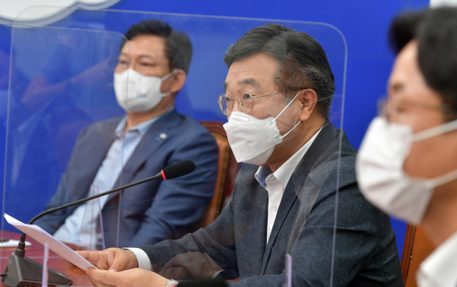 더불어민주당 윤호중 원내대표가 26일 국회에서 열린 최고위원회의에서 발언하고 있다. 연합뉴스