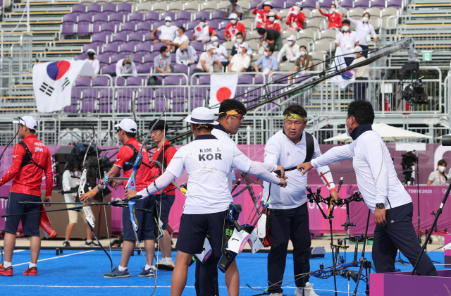 26일 일본 유메노시마 공원 양궁장 도쿄올림픽 남자 단체전 4강전 한국-일본. 경기 시작 전 오진혁, 김우진, 김제덕이 코치와 인사하고 있다. 한국 승리. 연합뉴스