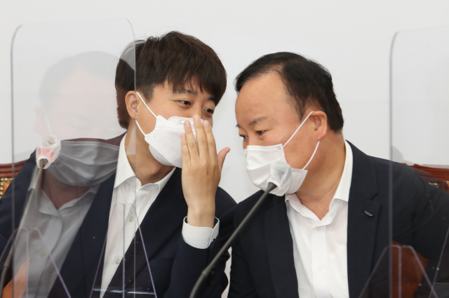국민의힘 이준석 대표가 26일 오전 국회에서 열린 최고위원회의에서 김재원 최고위원과 대화하고 있다. 연합뉴스