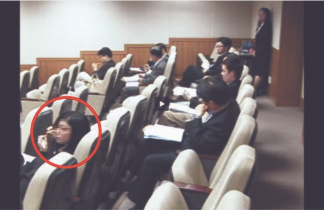 조 전 장관 부인 정경심 동양대 교수 측이 서울대 공익인권법센터 세미나 활동 내용이 담긴 동영상을 공개했다. 붉은 원 안의 여성이 정 교수측이 주장하는 조 씨 모습. 연합뉴스