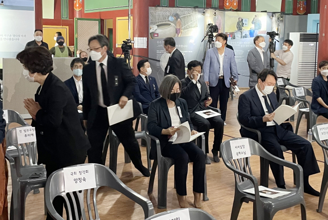 윤석열 전 검찰총장(오른쪽)과 더불어민주당 대권주자인 추미애 후보(왼쪽)가 26일 전북 김제시 금산사를 찾아 대한불교조계종 전 총무원장 월주(月珠)스님 영결식에 참석하고 있다. 연합뉴스
