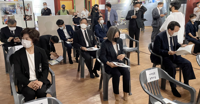 윤석열 전 검찰총장(오른쪽)과 더불어민주당 대권주자인 추미애 후보(왼쪽)가 26일 전북 김제시 금산사를 찾아 대한불교조계종 전 총무원장 월주(月珠)스님 영결식에 참석하고 있다. 연합뉴스