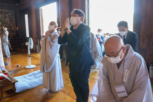 윤석열 전 검찰총장이 26일 전북 김제시 금산사에서 열린 대한불교조계종 전 총무원장 월주(月珠)스님 영결식에 앞서 미륵전에서 조문하며 합장하고 있다. 연합뉴스
