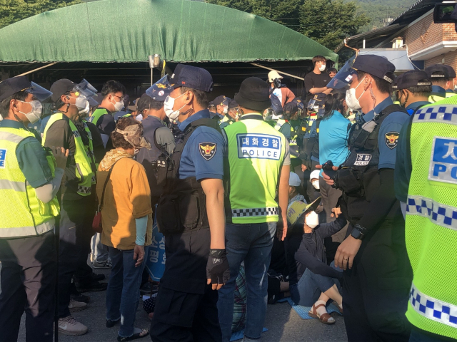 사드 반대 측과 이들를 해산시키려는 경찰이 뒤엉켜 있다. 27일 사드 반대 시위에는 소성리 일부 주민과 민주노총 회원 등 60여명이 참가했다. 독자 제공