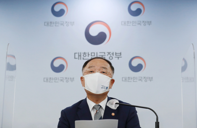 홍남기 경제부총리 겸 기획재정부 장관이 23일 오후 서울 세종대로 정부서울청사 브리핑실에서 2021년 세법 개정안과 관련해 브리핑을 하고 있다. 연합뉴스