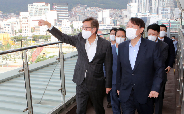 윤석열 전 검찰총장이 27일 오전 부산을 방문해 박형준 부산시장과 함께 북항재개발 현장을 살펴보고 있다. 연합뉴스