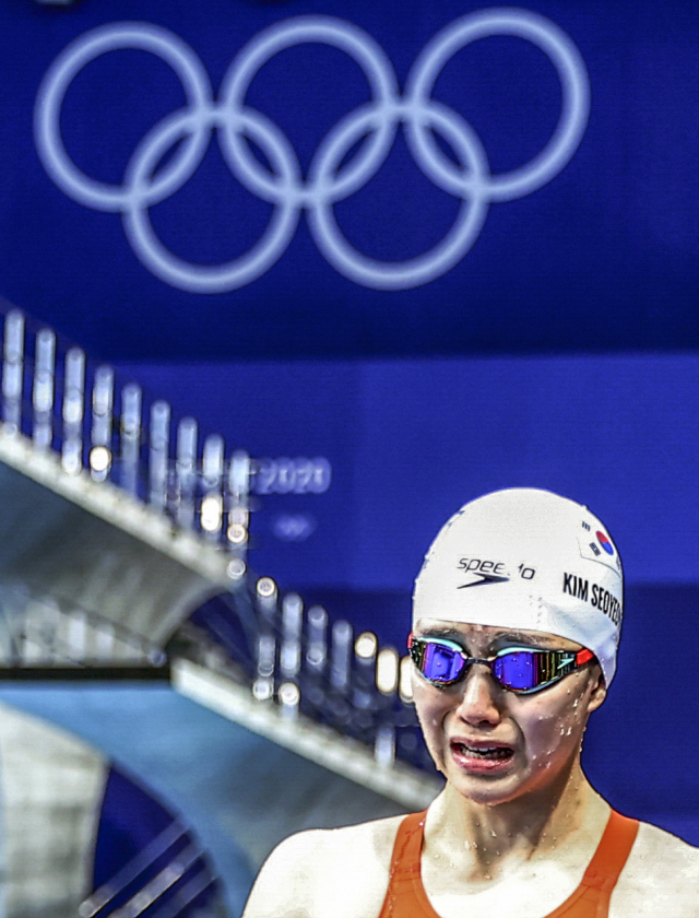 한국 수영 간판 김서영이 27일 일본 도쿄 아쿠아틱스 센터에서 열린 수영 여자 개인혼영 200m 준결승에서 2분 11초 38의 기록으로 2조 7위, 전체 16명 중 12위에 머무르며 결승 진출에 실패, 퇴장하며 아쉬움의 눈물을 흘리고 있다. 연합뉴스