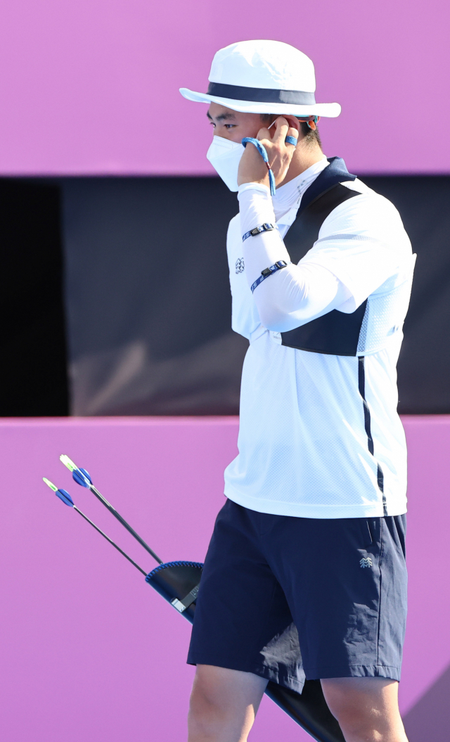 올림픽 양궁대표팀 김제덕이 27일 일본 도쿄 유메노시마공원 양궁장에서 열린 도쿄올림픽 남자 개인전 32강 플로리안 운루(독일)와의 경기에서 패한 뒤 아쉬워하고 있다. 연합뉴스