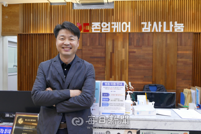이윤환 인덕의료재단 이사장이 자신의 병원 경영 슬로건인