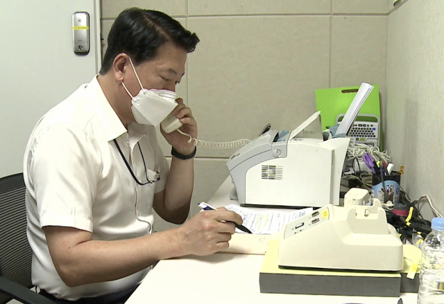북한이 한미군사훈련에 대한 불만으로 차단했던 남북통신연락선이 4일부터 재가동될 전망이다.통일부 연락대표가 서울 남북공동연락사무소에 설치된 남북 직통전화로 북측과 통화하고 있는 모습. 연합뉴스