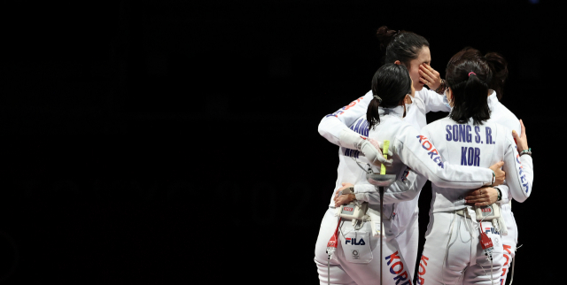 27일 일본 지바 마쿠하리 메세B홀에서 열린 도쿄올림픽 펜싱 여자 에페 단체 대한민국 대 에스토니아 결승전에서 패해 은메달을 딴 한국 선수들이 최인정 선수를 위로하고 있다. 연합뉴스