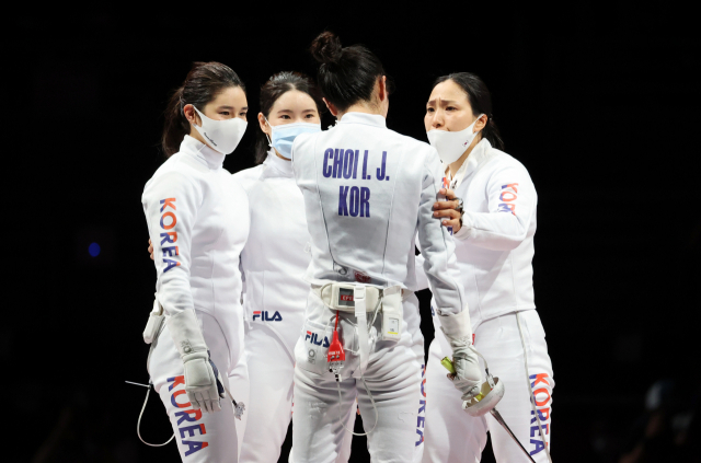 일본 지바 마쿠하리 메세B홀에서 열린 도쿄올림픽 펜싱 여자 에페 단체 대한민국 대 에스토니아 결승전. 한국 여자 에페 단체 선수들이 이날 경기에서 에스토니아에 패하며 은메달을 획득한 뒤 서로를 격려하고 있다. 연합뉴스