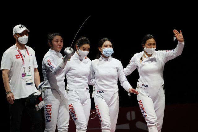 27일 일본 지바 마쿠하리 메세B홀에서 열린 도쿄올림픽 펜싱 여자 에페 단체 대한민국 대 에스토니아 결승전에서 은메달을 딴 강영미, 이혜인, 송세라, 최인정과 장태석 코치가 손을 들어 인사하고 있다. 연합뉴스
