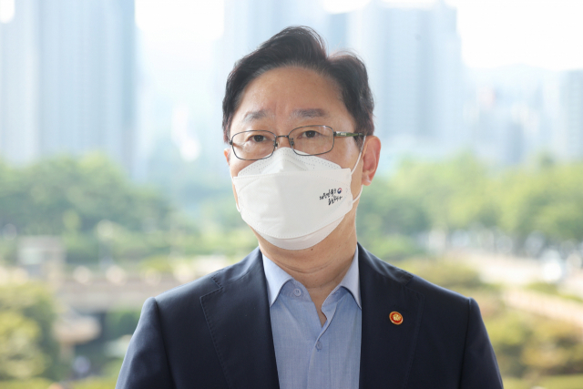 박범계 법무부 장관이 28일 오전 정부과천청사 법무부로 출근해 취재진의 질문에 답하고 있다. 연합뉴스