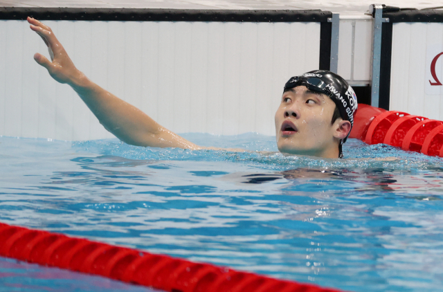 28일 일본 아쿠아틱스 센터에서 열린 도쿄올림픽 남자 100m 자유형 준결승. 3번 레인의 황선우가 물살을 가른 뒤 기록을 확인하고 있다. 황선우는 47초56의 아시아신기록을 세우고 1조 3위, 전체 16명 중 4위로 8명이 겨루는 결승에 진출했다. 연합뉴스