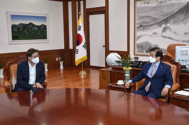 28일 국회의장실을 방문한 박형준 부산시장이 박병석 국회의장(오른쪽)과 면담하고 있다. 연합뉴스