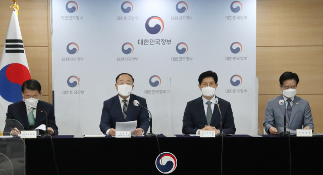 홍남기 경제부총리 겸 기재부 장관이 28일 정부서울청사 브리핑실에서 부동산 관계부처 합동브리핑을 하며 