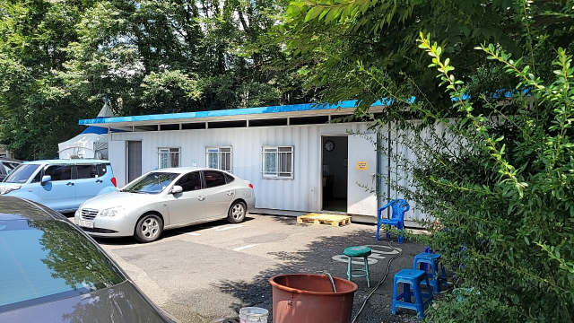 앞산공원 회차지 내에 있는 컨테이너. 대구시 버스운송사업조합에서 관리하는 이 곳에서 시내버스 기사들은 식사를 하고 야외 의자에서 휴식을 취한다. 최혁규 기자