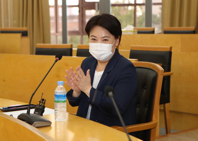 대권 도전을 선언한 국민의힘 윤희숙 의원이 13일 대구 경북대학교를 찾아 청년과 간담회를 하고 있다. 연합뉴스